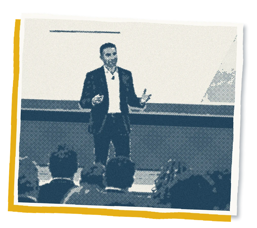 Mikael Mourey en conférence devant un auditorium