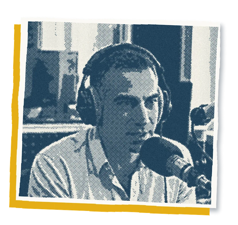 Mikael Mourey interviewé au micro d'un studio
